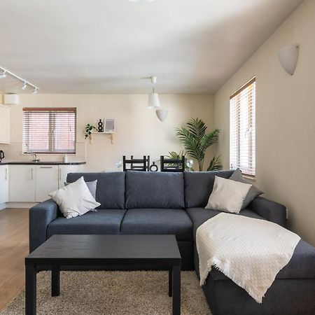 קרואולי Spacious 2Br Flat - 2 Free Parking Spaces - Near Lgw Airport מראה חיצוני תמונה