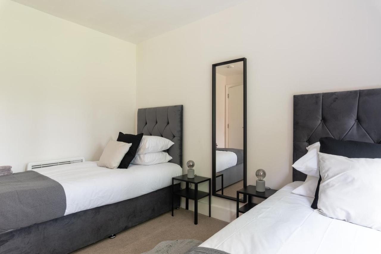 קרואולי Spacious 2Br Flat - 2 Free Parking Spaces - Near Lgw Airport מראה חיצוני תמונה