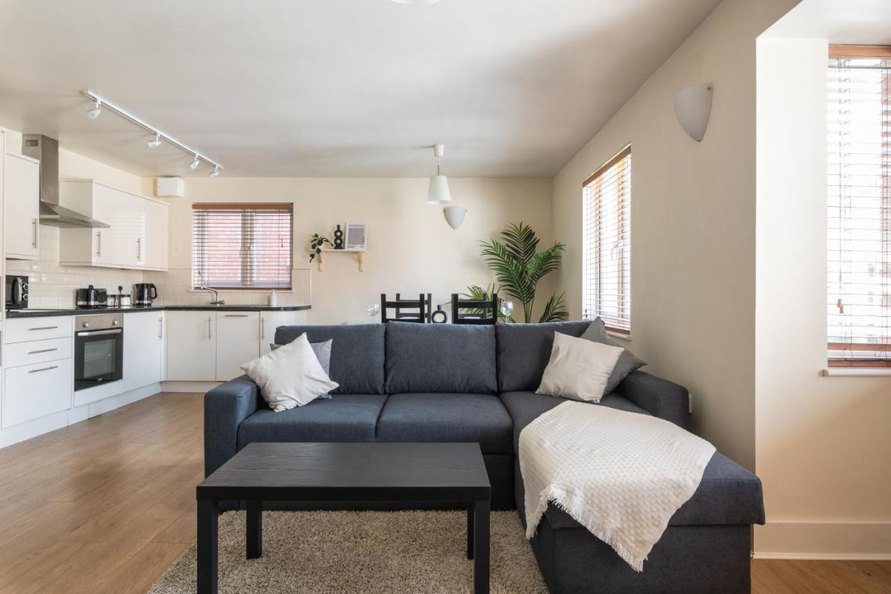 קרואולי Spacious 2Br Flat - 2 Free Parking Spaces - Near Lgw Airport מראה חיצוני תמונה