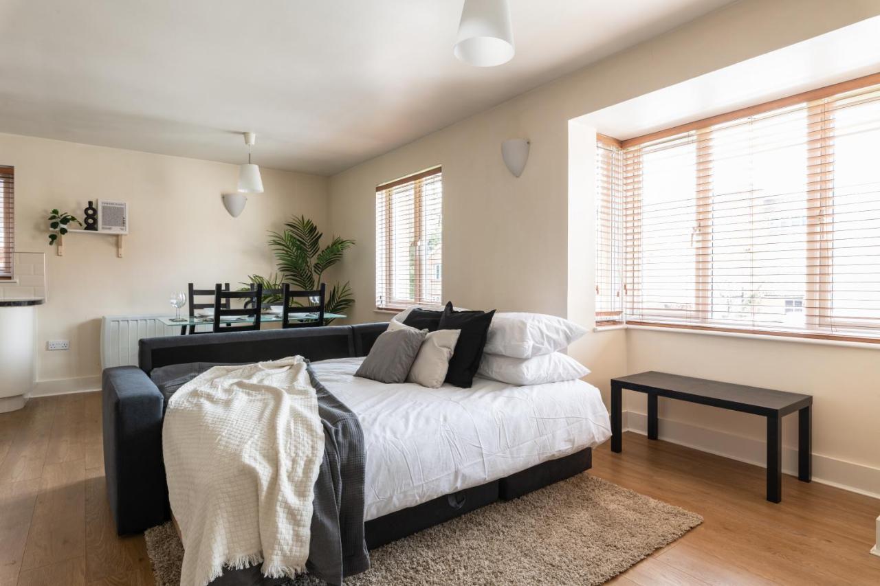 קרואולי Spacious 2Br Flat - 2 Free Parking Spaces - Near Lgw Airport מראה חיצוני תמונה