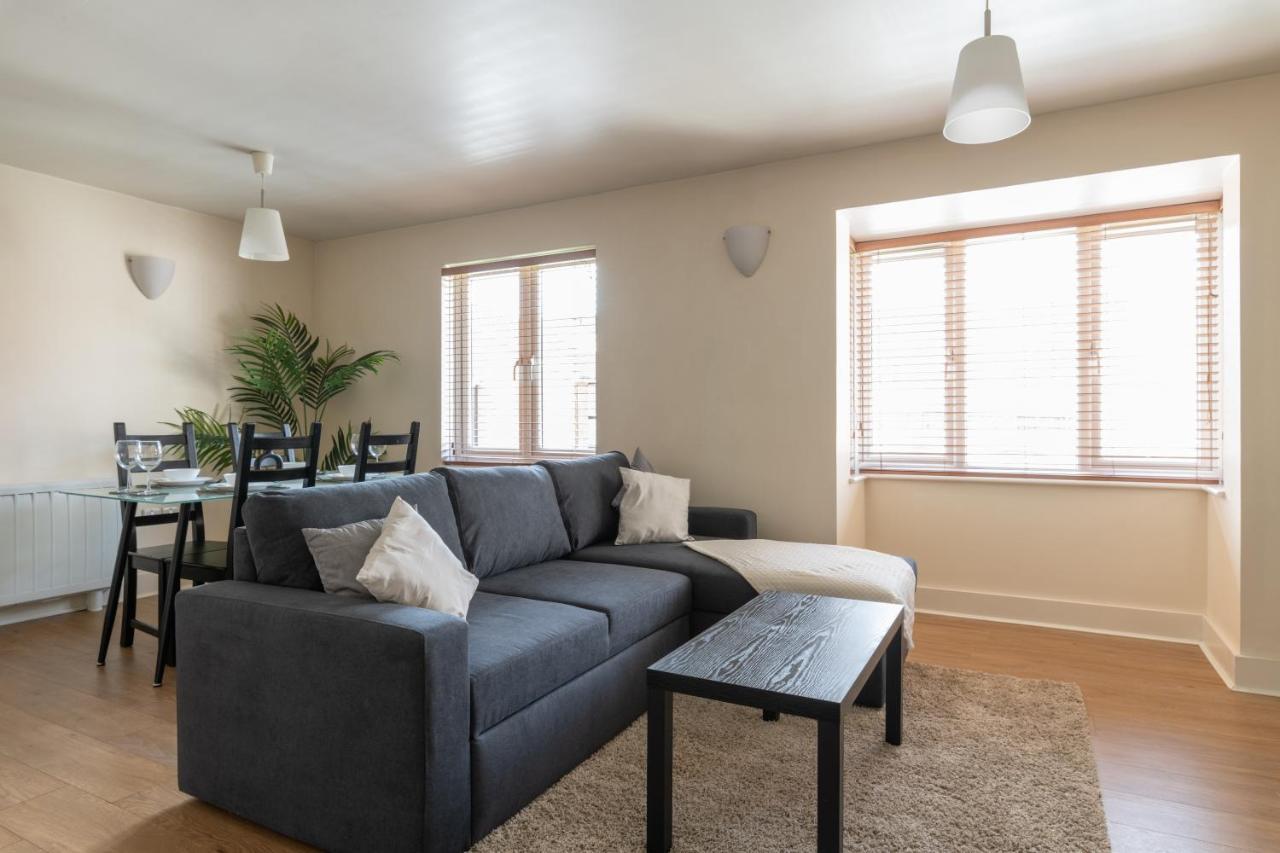 קרואולי Spacious 2Br Flat - 2 Free Parking Spaces - Near Lgw Airport מראה חיצוני תמונה