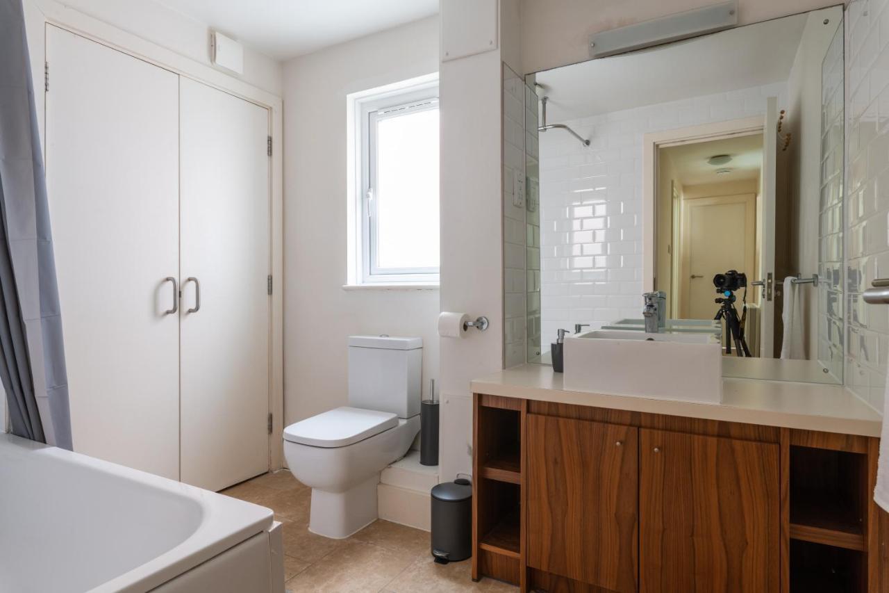 קרואולי Spacious 2Br Flat - 2 Free Parking Spaces - Near Lgw Airport מראה חיצוני תמונה