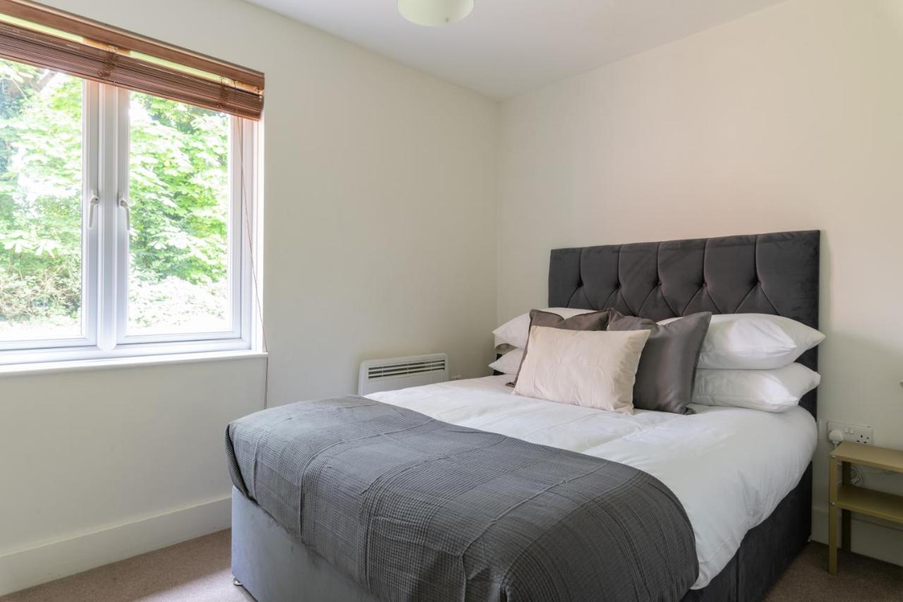 קרואולי Spacious 2Br Flat - 2 Free Parking Spaces - Near Lgw Airport מראה חיצוני תמונה