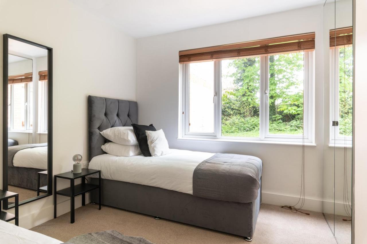 קרואולי Spacious 2Br Flat - 2 Free Parking Spaces - Near Lgw Airport מראה חיצוני תמונה