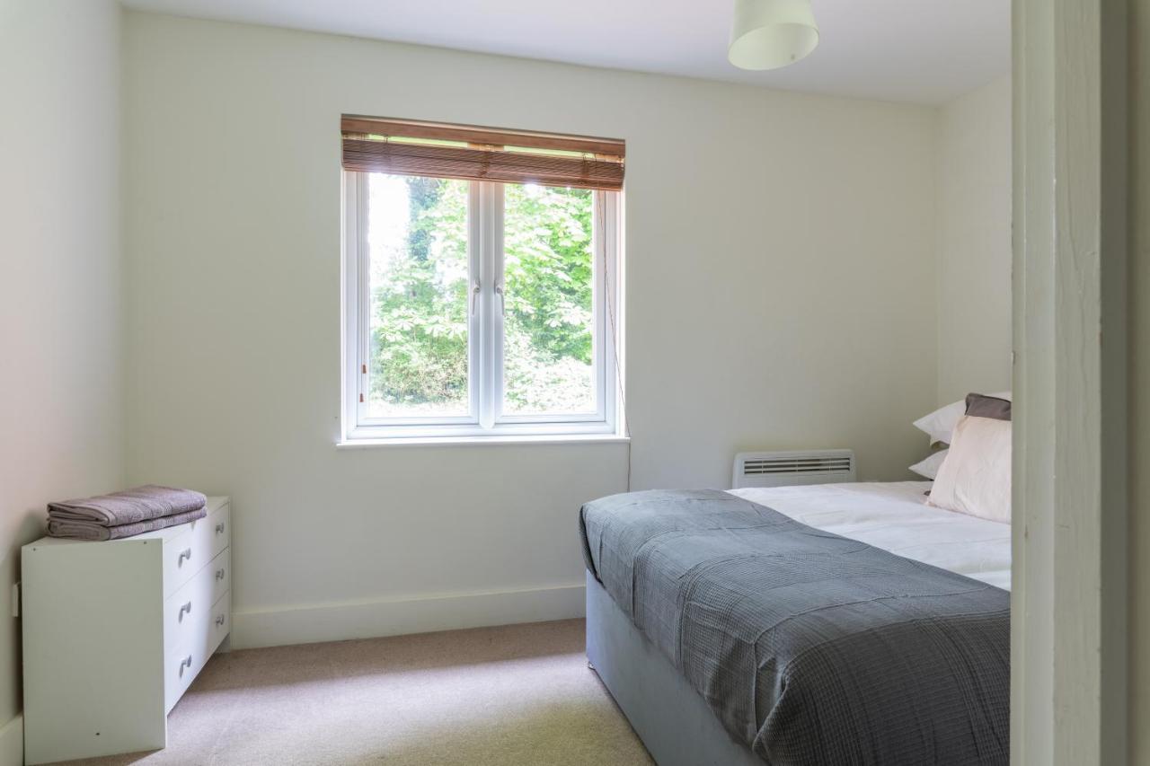 קרואולי Spacious 2Br Flat - 2 Free Parking Spaces - Near Lgw Airport מראה חיצוני תמונה
