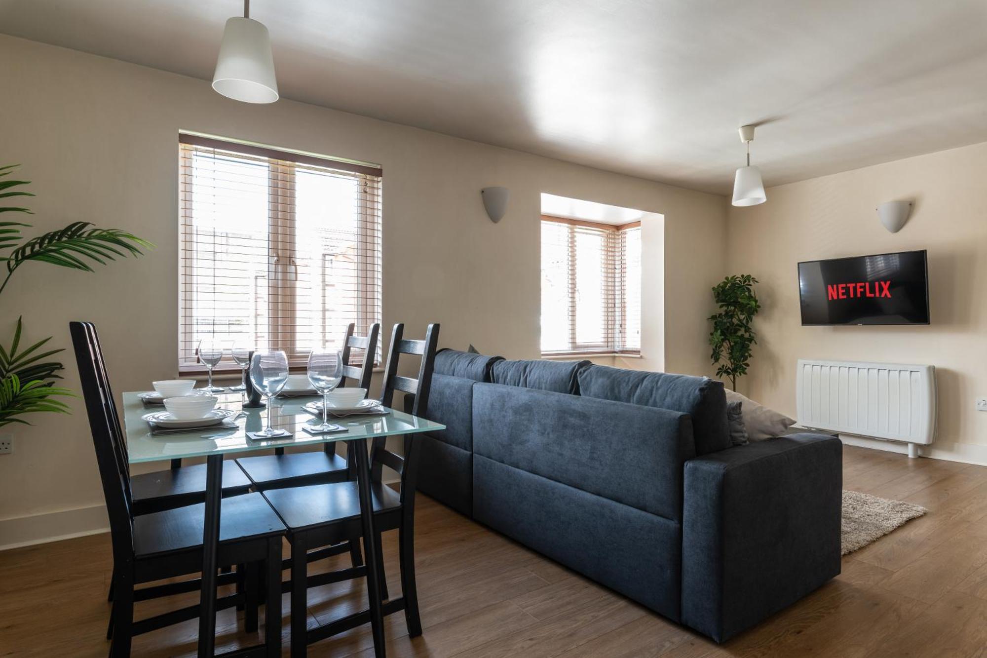קרואולי Spacious 2Br Flat - 2 Free Parking Spaces - Near Lgw Airport מראה חיצוני תמונה
